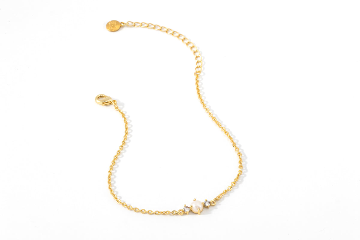 Glimmering Pearl Bracelet