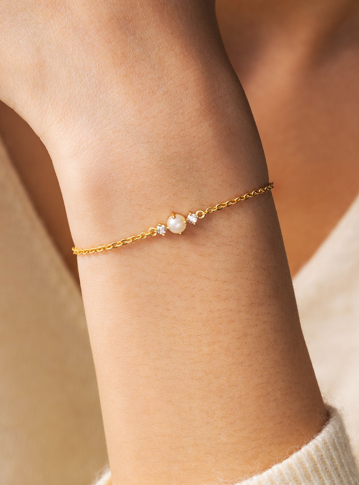 Glimmering Pearl Bracelet